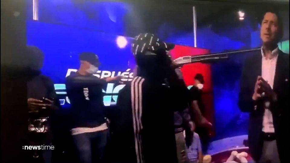 Mit Gewehren und Sprengstoff: Bewaffnete Gangster stürmen Live-Sendung im TV