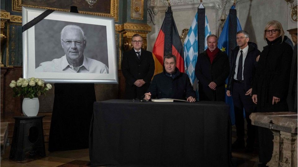 Söder, Hoeneß und Rummenigge kondolieren: Emotionales Gedenken an Beckenbauer