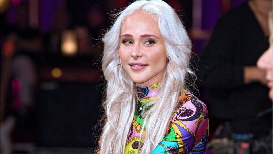 GNTM-Theresia mit splitterfasernackten Neujahrgrüßen