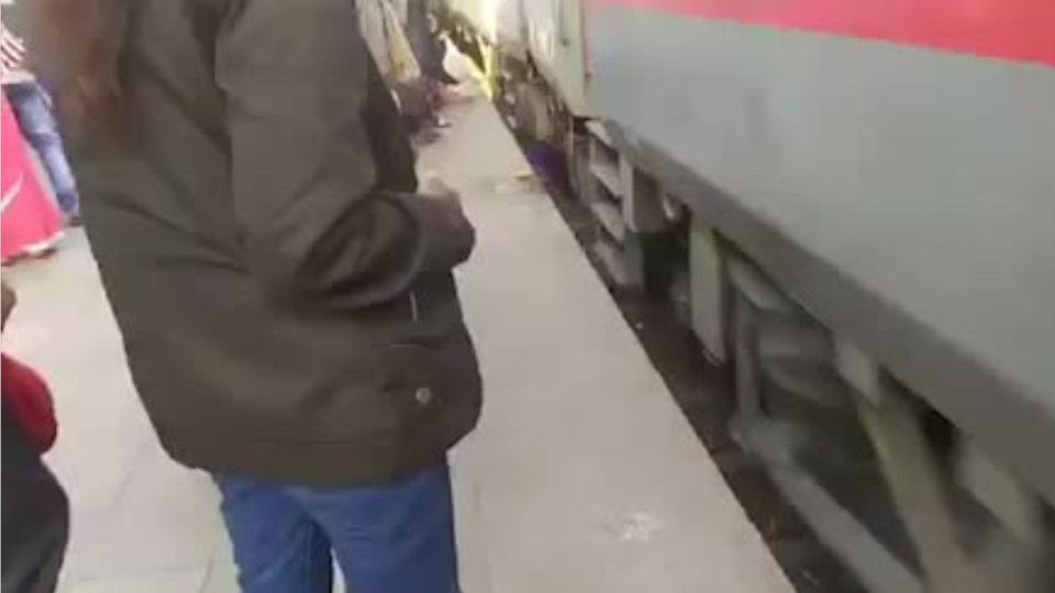 Unglaubliche Aufnahmen: Mutter stürzt auf Gleise um Kinder zu retten