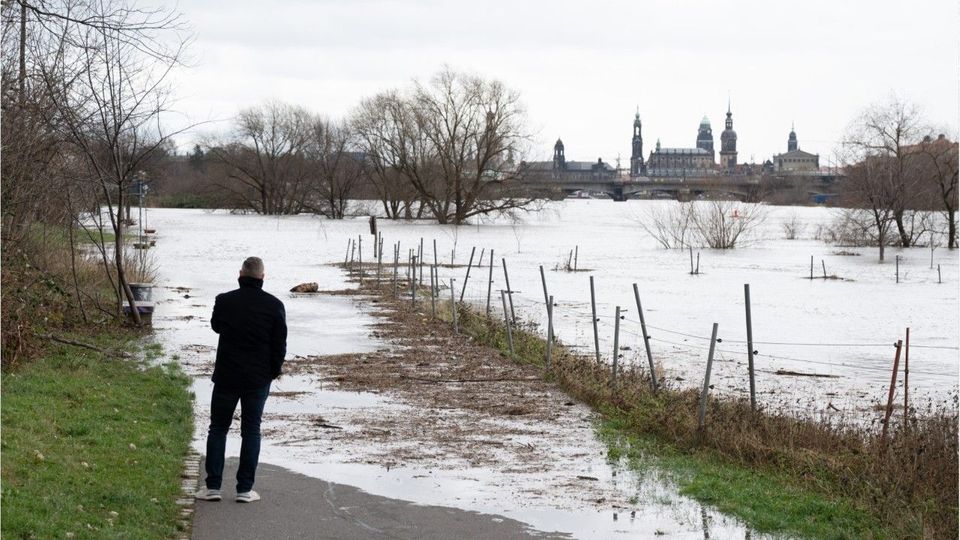 Hochwasserlage „sehr angespannt“: Talsperren voll und Deiche brüchig