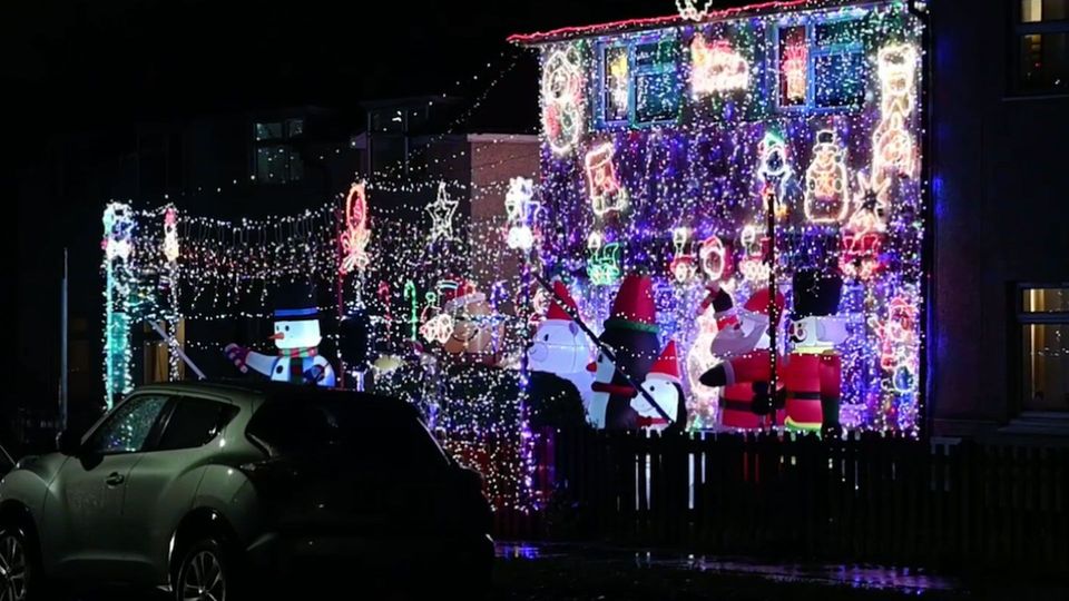 Weihnachtsdeko XXL: Mann schmückt Haus mit 70.000 Lichtern