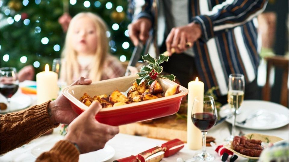 Ciao, Kartoffelsalat! Das isst man in verschiedenen Ländern zu Weihnachten