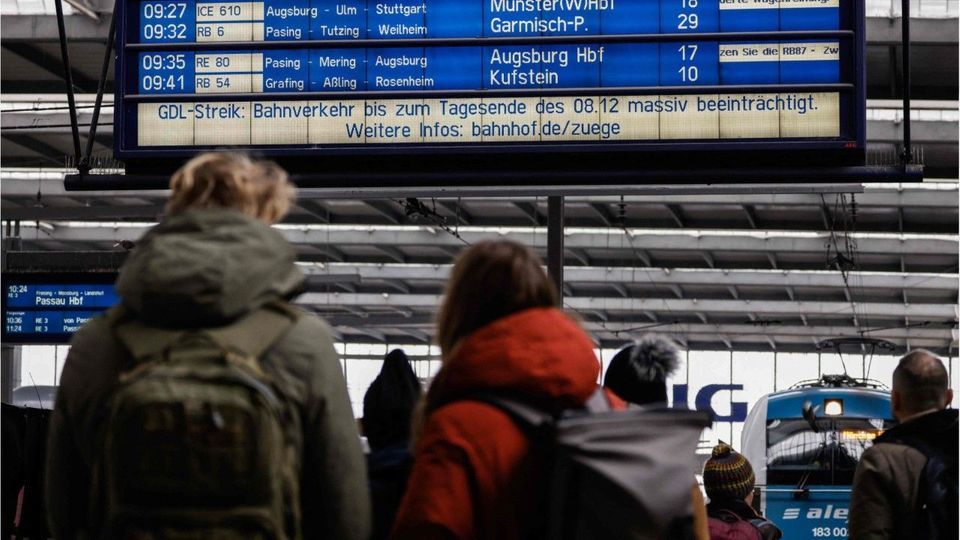 Bahnstreik und Eisregen: Chaos und gestrandete Pendler