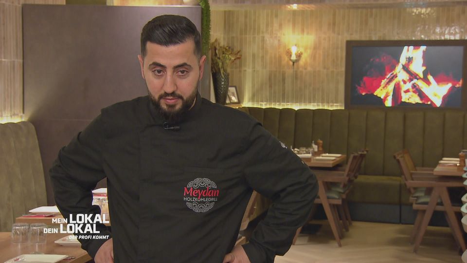 Mahmoud serviert die Vorspeisen: „Jetzt wird die Konkurrenz gegrillt!“