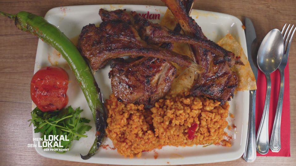 Gegrillte Lammkoteletts als Hauptspeise