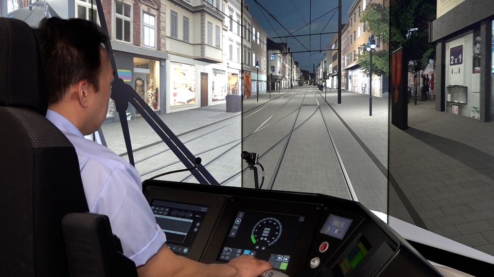 Realitätsnahe Straßenbahn-Simulatoren revolutionieren Ausbildung in Duisburg