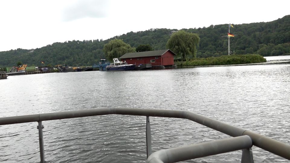 Kaiman-Mähboot: Neuartige Lösung gegen Unterwassergrün