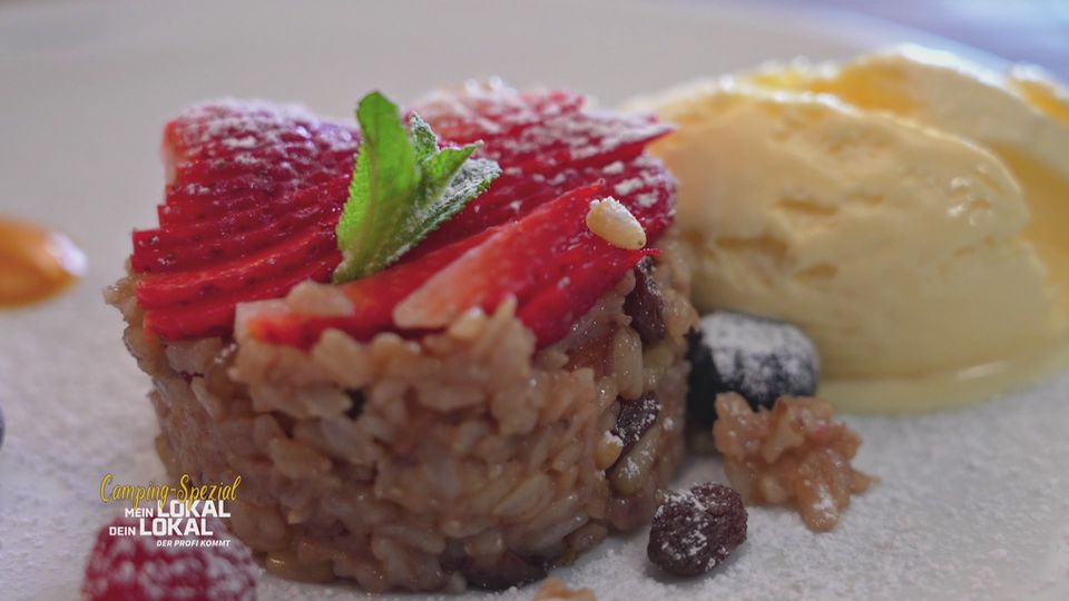 Brauner Reis mit Erdbeeren zum Dessert
