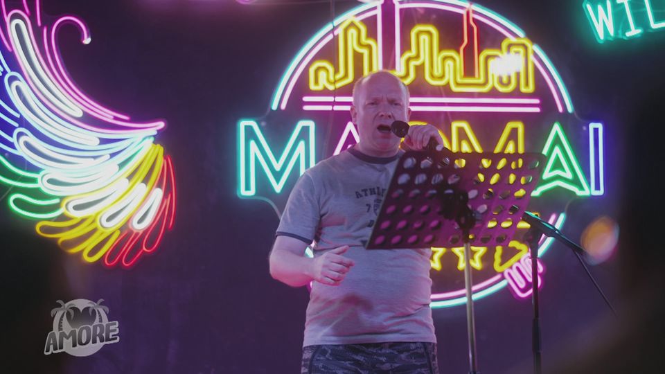 Party-Stimmung in Bangkok: Kevin und Matthias geben Gas beim Karaoke
