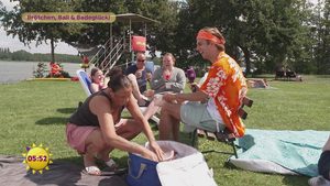 Strandbad-Glück mit Badehose, Ball und viel Essen