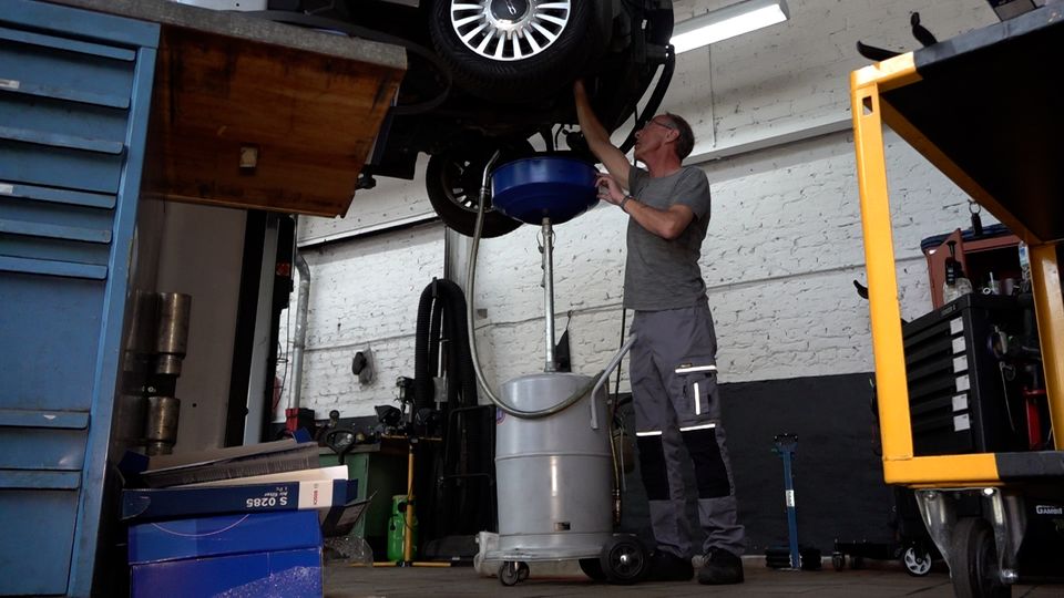 Arbeit bis 70? KFZ-Mechaniker Udo sieht das kritisch