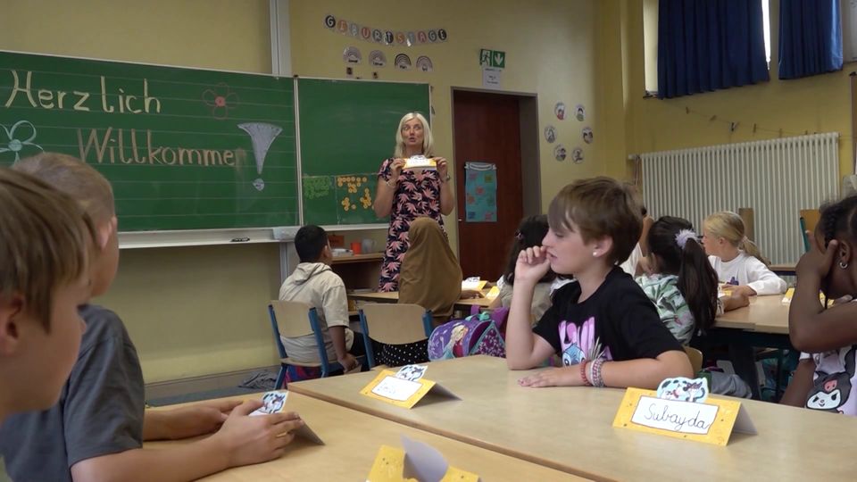 Erstklässler enthüllen Schultüten-Inhalt: Kreatives und Süßigkeiten