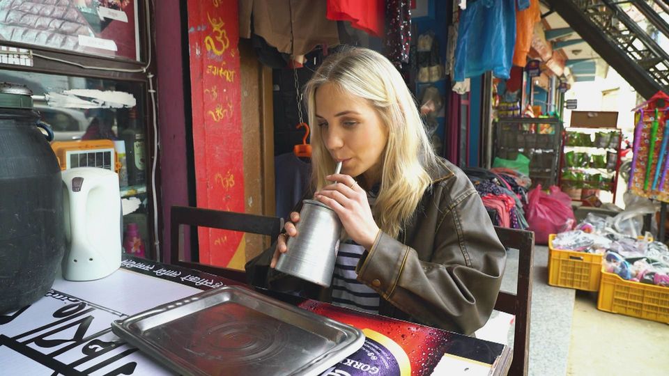 Reporterin Vivi probiert das Traditionsgetränk Tongba