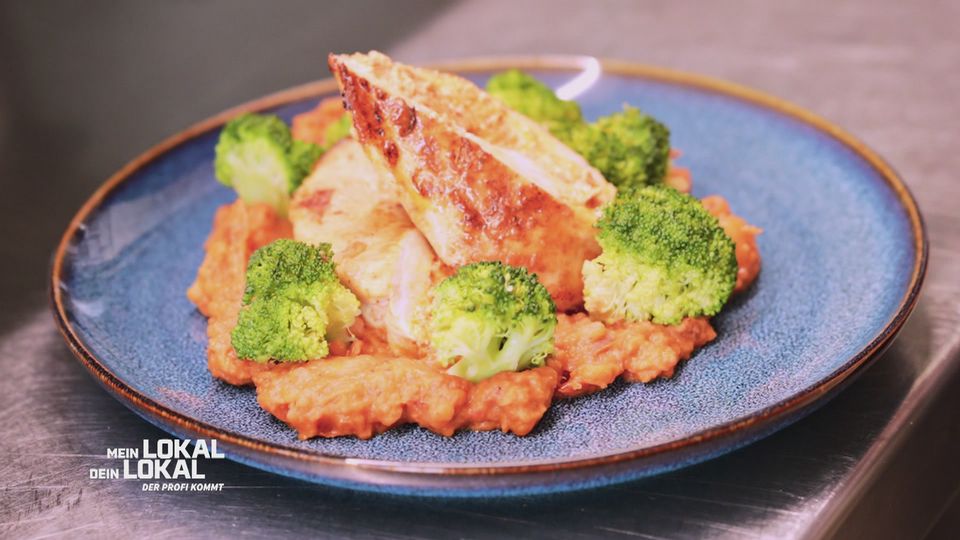 Kartoffelpüree mit Tomaten und mit Totmaten gefülltes Hähnchen?