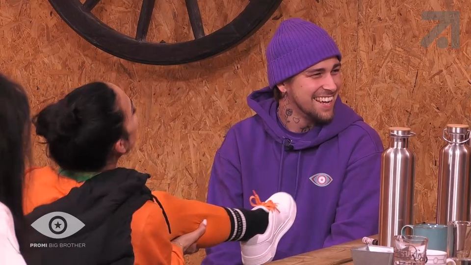 Tag 3 in 8 Minuten: Füßelei bald im Container?