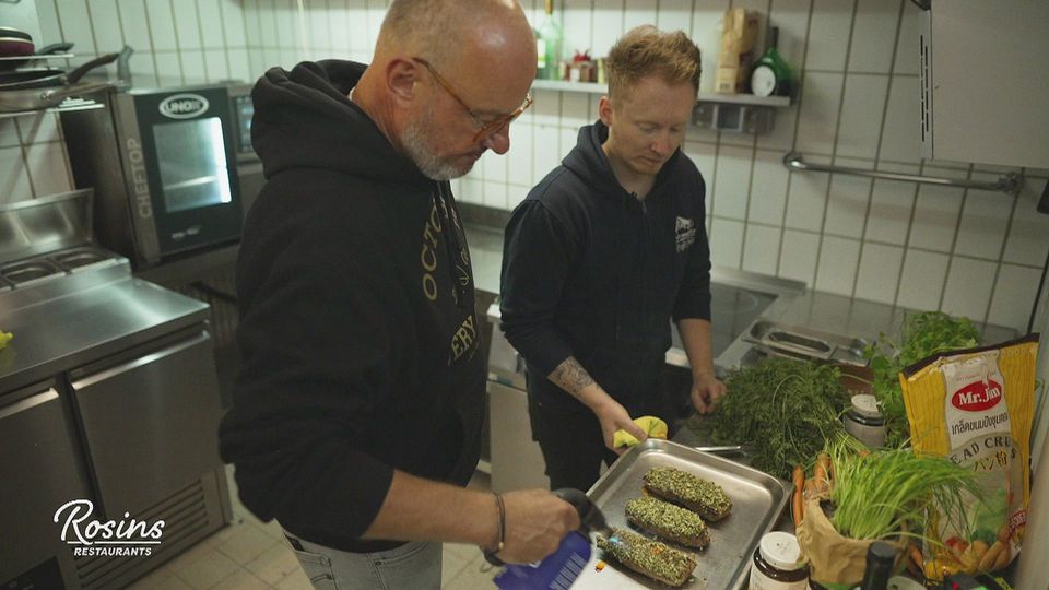 Profis kochen: Lamm in Kräuterkruste mit Fächerkartoffel und Rosins-Tipps