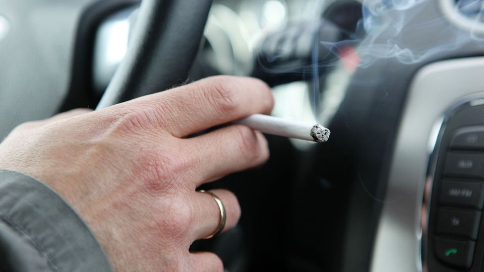 Kommt das Rauchverbot im Auto?