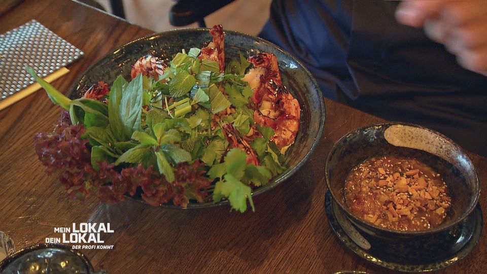 Ein ganz traditioneller lauwarmer Reisnudelsalat