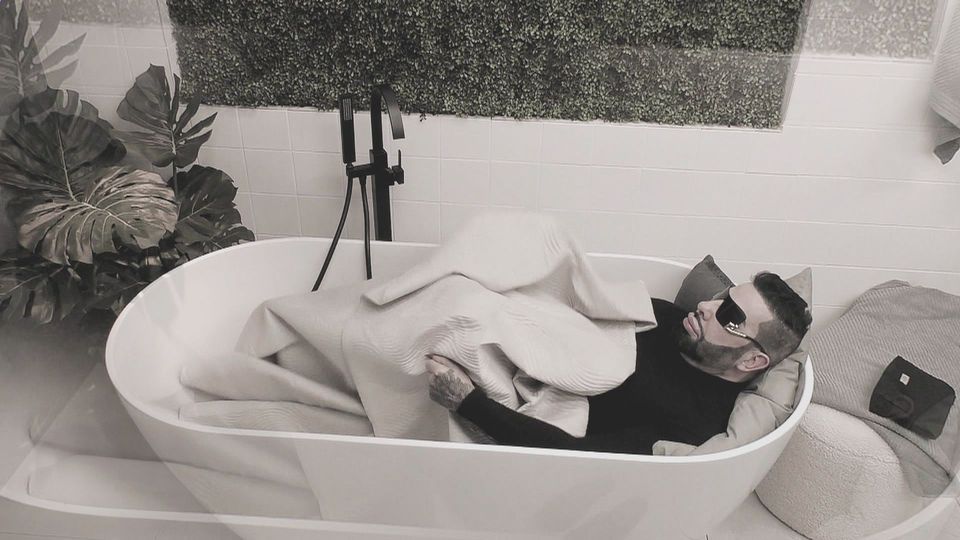 Lärmbelästigung in der Musterwohnung: Harald Glööckler schläft in der Badewanne!