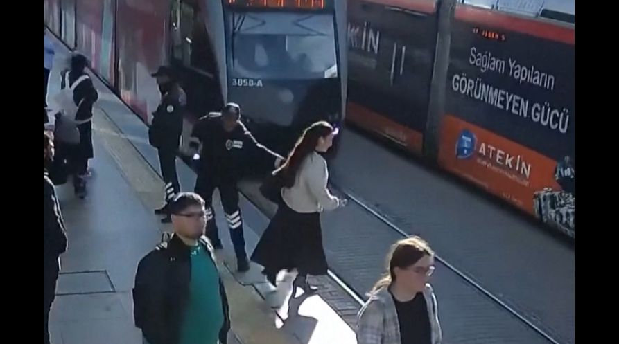 Schreck-Sekunde: Frau läuft fast vor Tram
