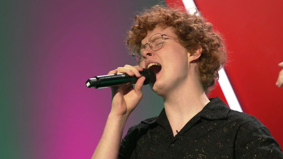 Benedikt Froihofer singt „She’s Always a Woman“ von Billy Joel