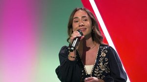 Aura Ray berührt mit „Blowin‘ in the Wind“ von Bob Dylan