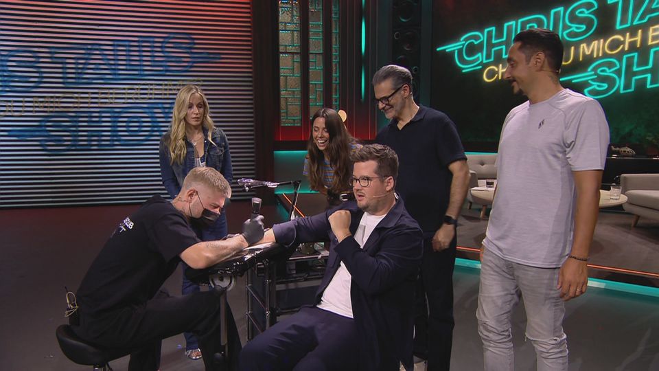 Chris Tall bekommt ein Tattoo