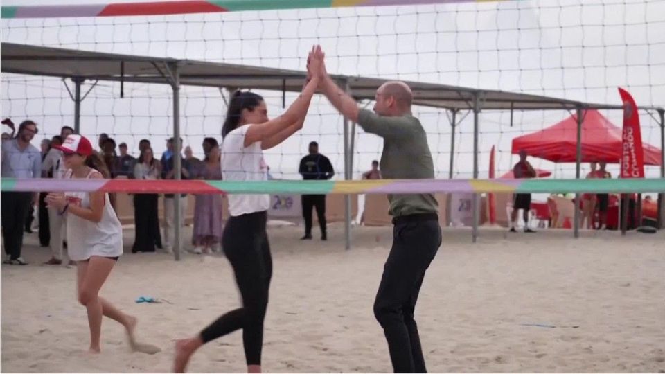 Prinz William spielt Beachvolleyball an der Copacabana