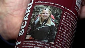 Scarletts Bild auf Smoothie-Flaschen