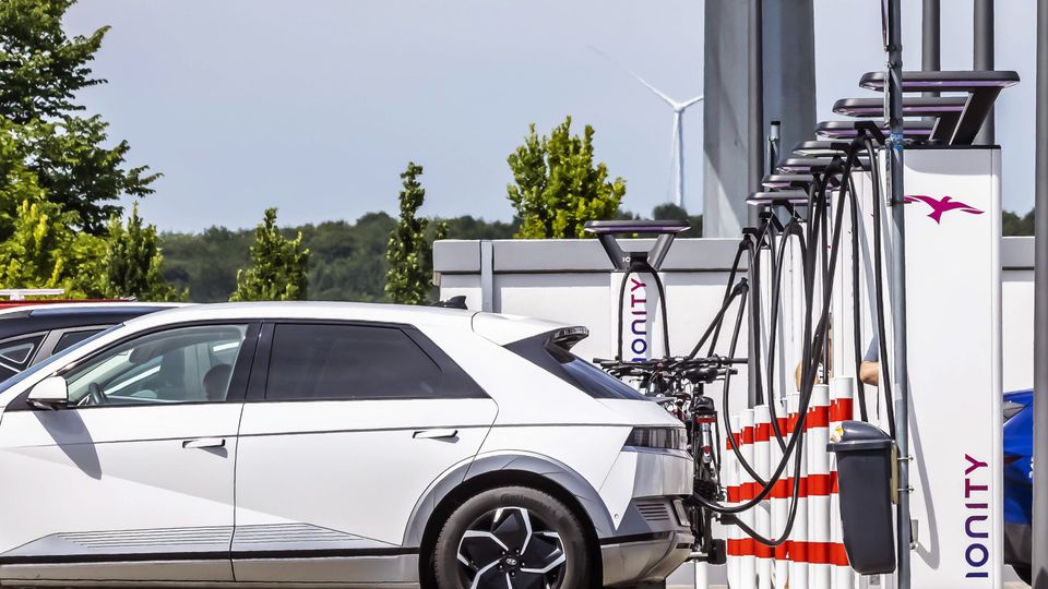 ADAC bemängelt Ladesäulen an Autobahnen