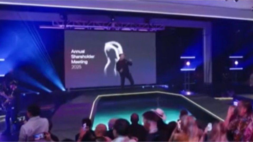 Musk zeigt Tanzmoves bei Tesla-Meeting