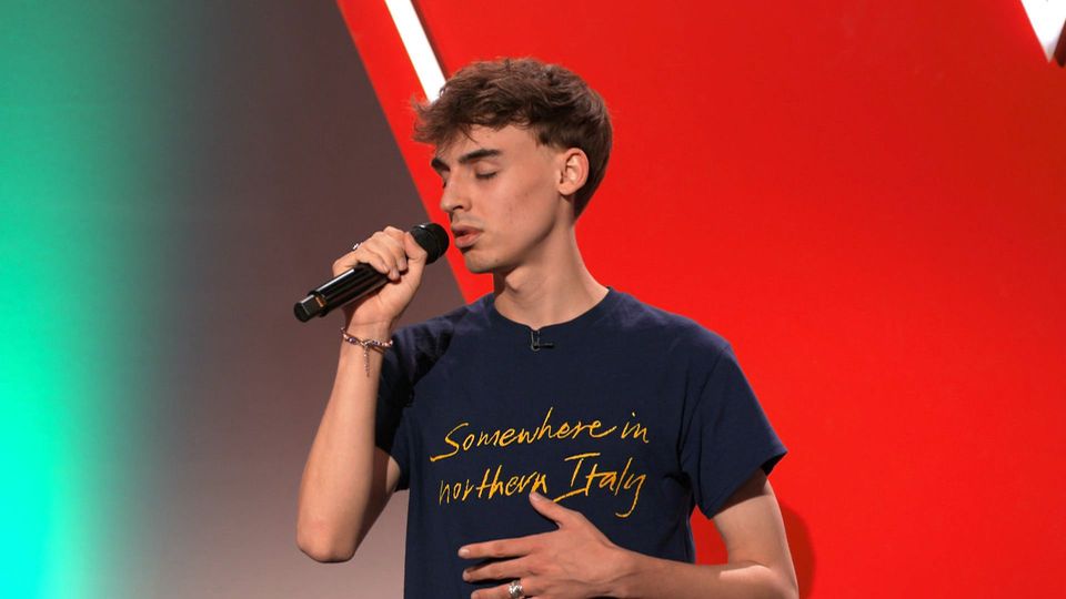 Vincent singt „Break My Heart Again“ von Finneas O’Connell