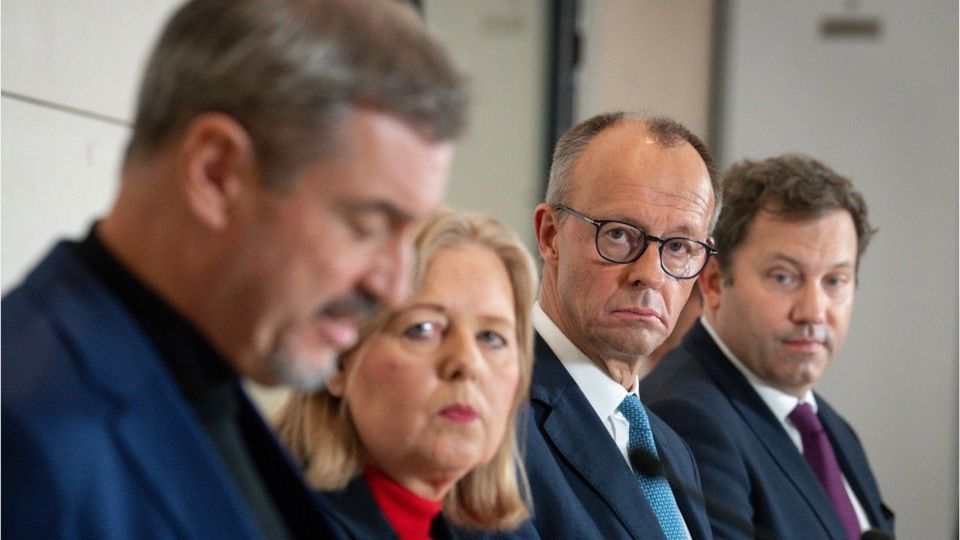 Kritik und Lob für Ticketsteuer-Senkung