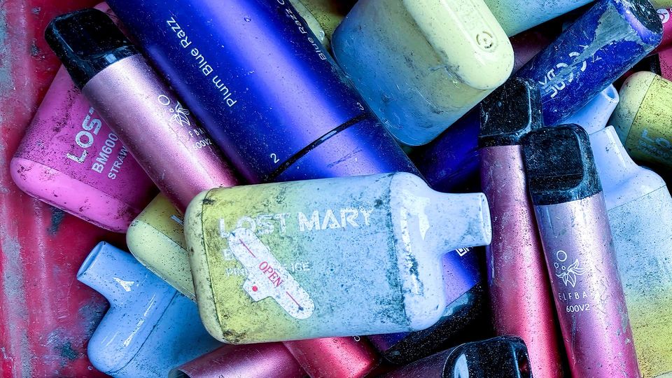 Einweg-Vapes: Gefahr durch falsche Entsorgung