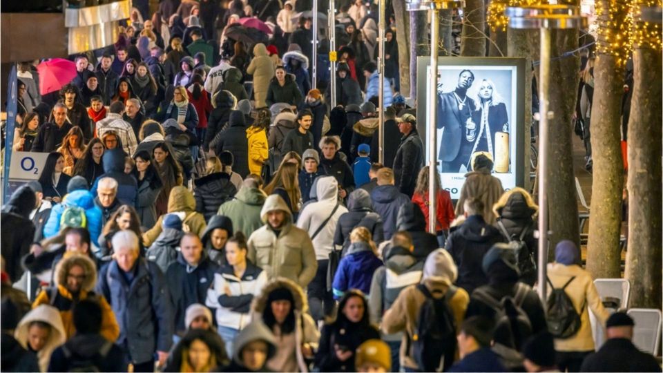 Viele müssen bei Weihnachts-Geschenken sparen