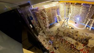 Bierdeckel-Skulptur in Köln einstürzt