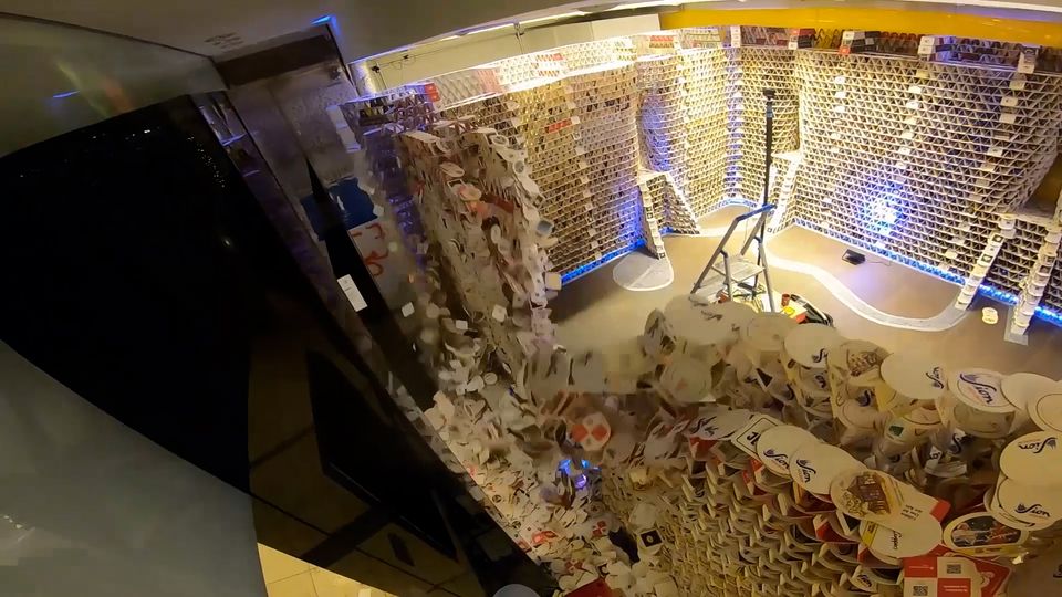 Bierdeckel-Skulptur in Köln einstürzt