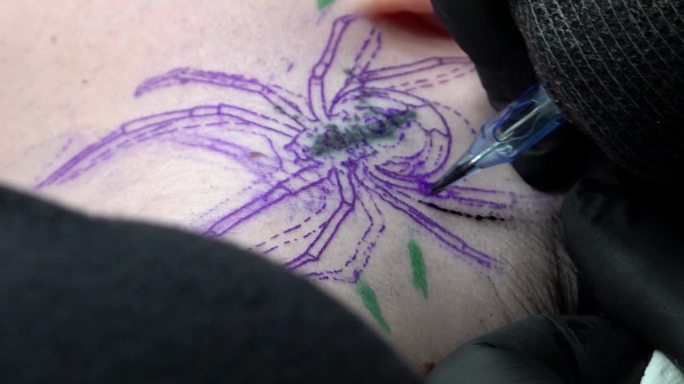 Tattoo-Cover-Up in Kerpen: Jenny wird frei