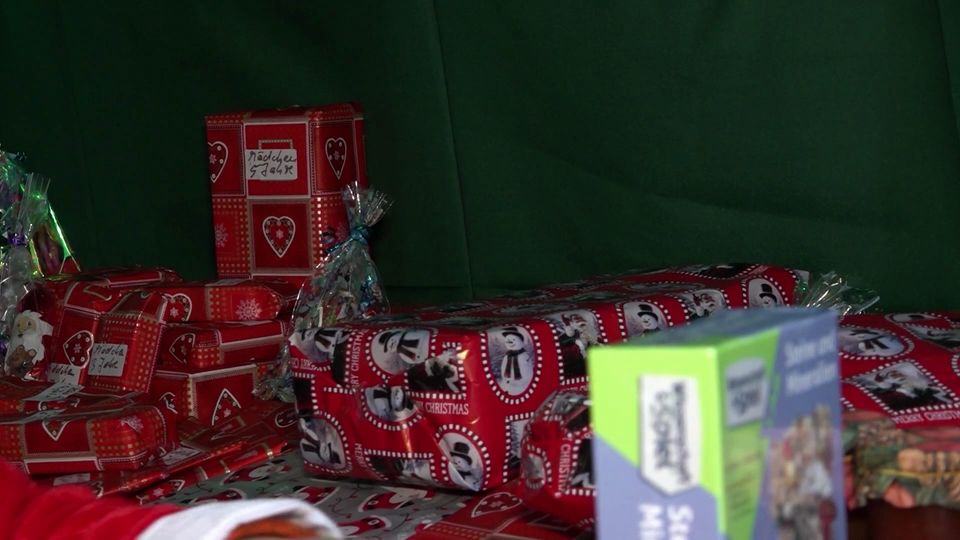 Weihnachtsengel Conny beschenkt Kinder