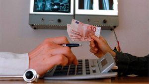 Kassenärzte-Chef fordert Arztgebühr