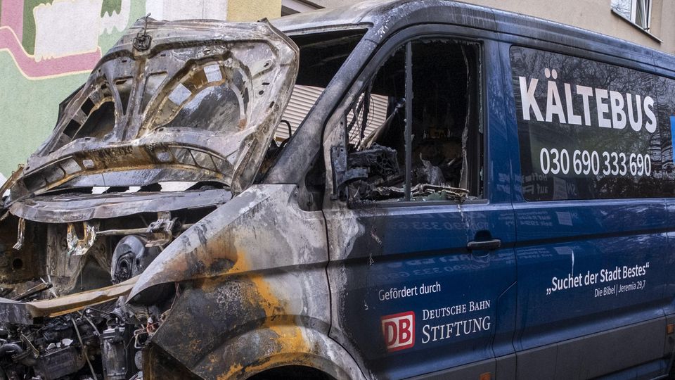Berlin: Busse für Obdachlose abgebrannt