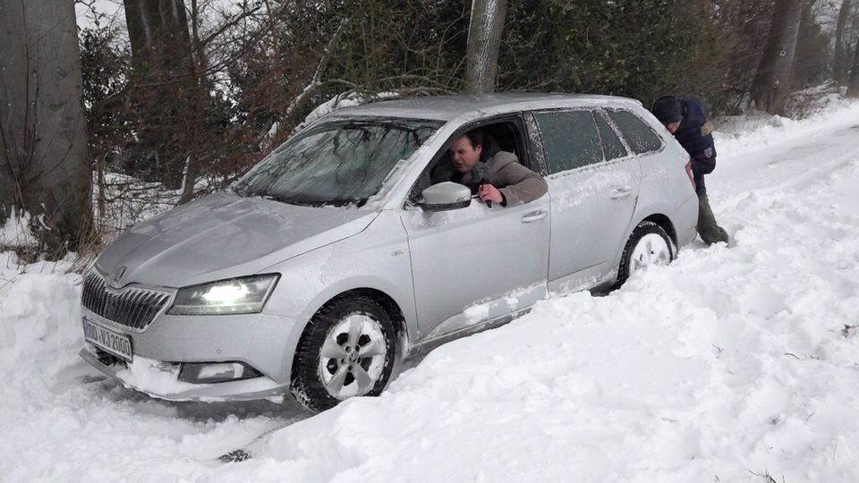 Schneesturm blockiert Auto in NRW