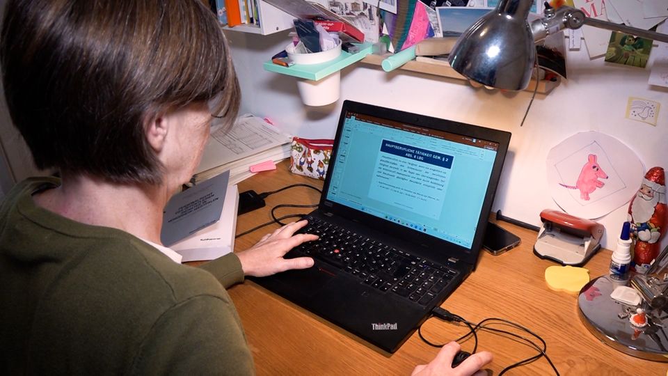 Schulen zu in NRW: Mutter betreut Kind zuhause