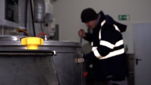 Phillip braut Bier in eigener Garage