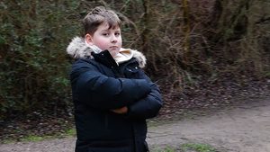 Held Konstantin hilft verletzter Frau in Moers