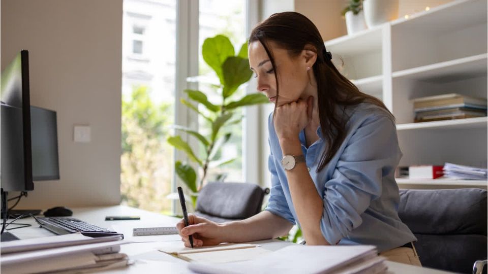 Frauen und Migranten oft überqualifiziert im Job