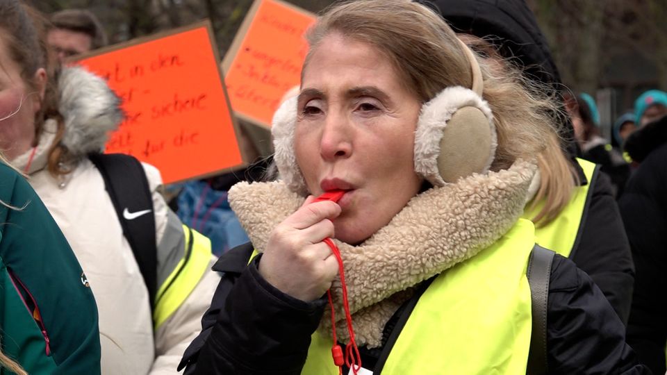 300 Erzieher protestieren vor NRW-Landtag