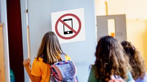 Smartphone-Verbot bis zur 10. Klasse?