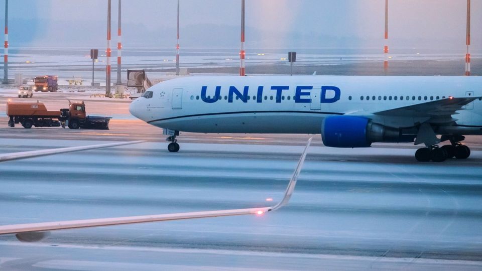 Flughafen BER wegen Eis lahmgelegt